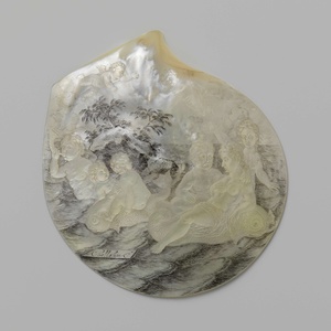 Oesterschelp met zeefiguren en een rots met planten