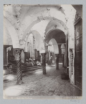 Arcade met zittende figuren in de parfumsouk van Tunis