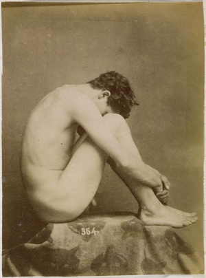 Studie van een mannelijk naaktmodel, zittend met het hoofd in de knieën, van opzij gezien