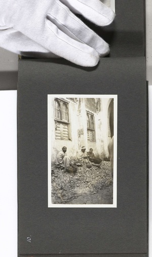 Drie mannen zittend langs een weg bij de souk te Fez